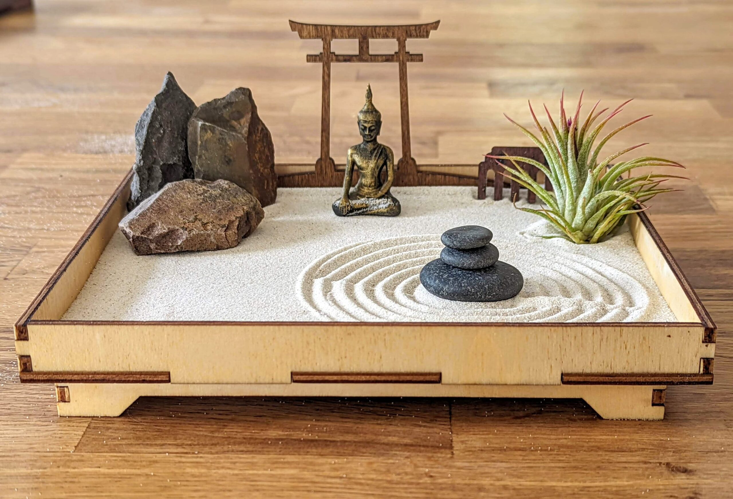 Handmade Zengarten -Set mit Buddha-Figur, Torii und Harke Feng Shui zur Meditation und Entspannung nachhaltig & umweltfreundlich DIY-Kit – Bild 5