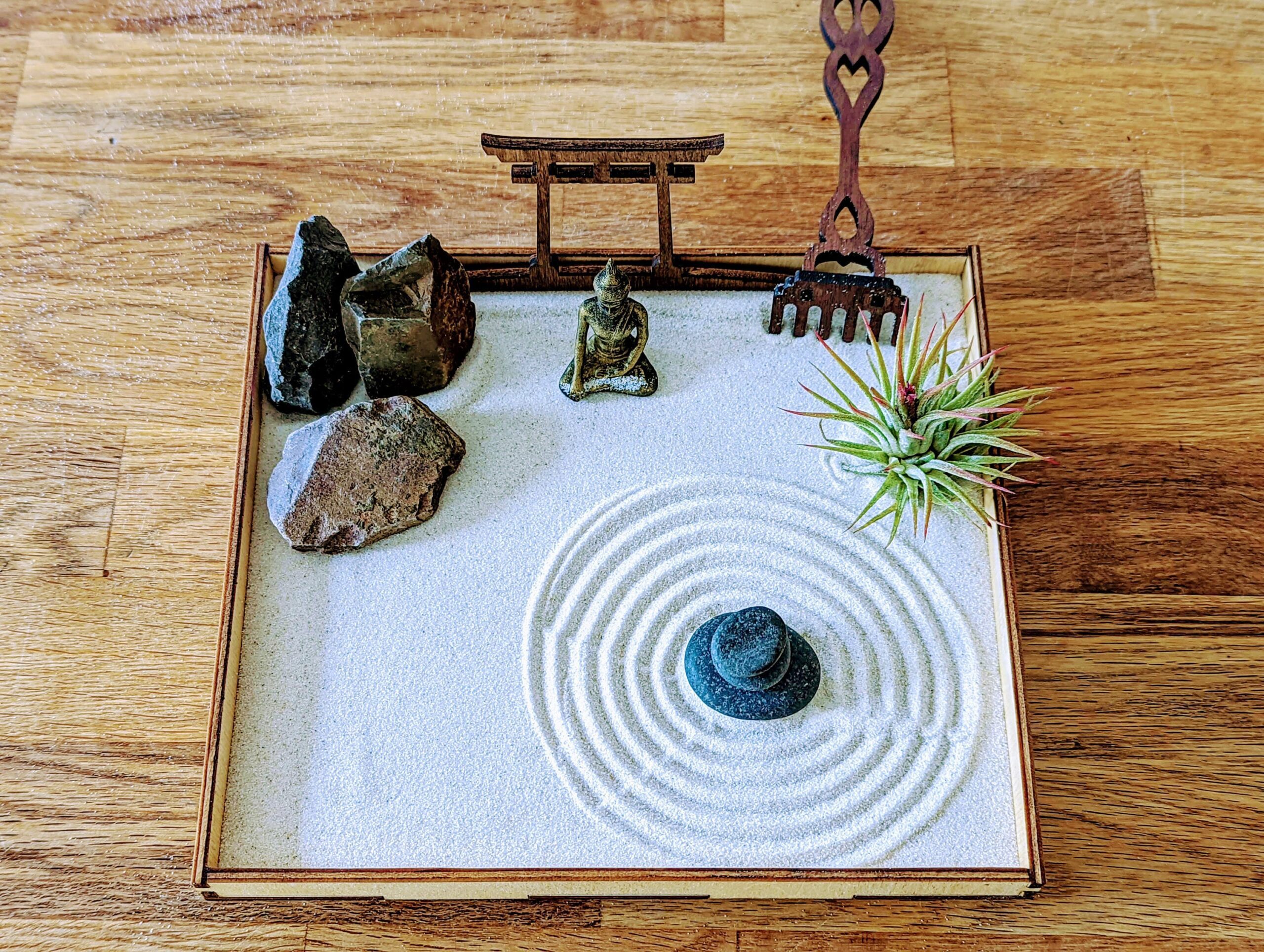 Handmade Zengarten -Set mit Buddha-Figur, Torii und Harke Feng Shui zur Meditation und Entspannung nachhaltig & umweltfreundlich DIY-Kit – Bild 3