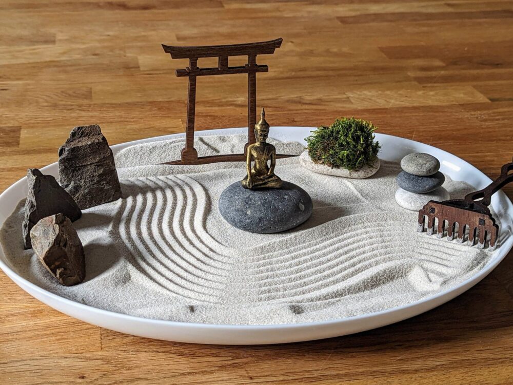 Zen-Garten aus weißem Opalglas mit Buddha, Moos & Natursteinen – handgefertigtes Set (Ø 32 cm)