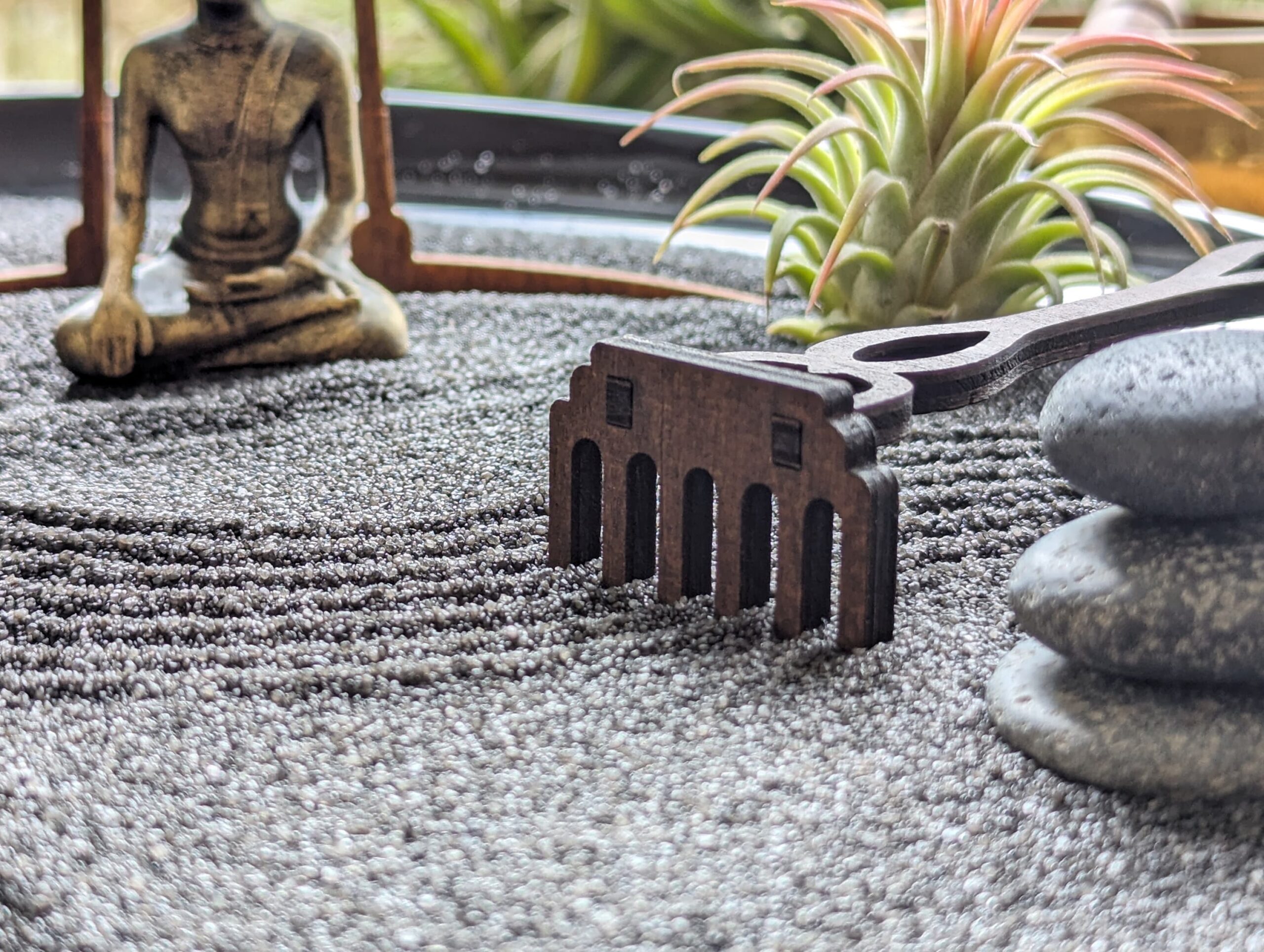 Zen-Garten aus schwarzem Opalglas mit schwarzem Sand, Buddha & Tillandsien – handgefertigtes Set (Ø 32 cm) – Bild 5