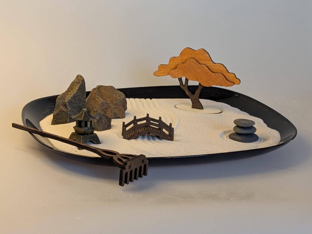 Handgefertigtes Zen-Garten Set mit Brücke & Laterne – rechteckige Opalglas-Schale 28 × 23 cm