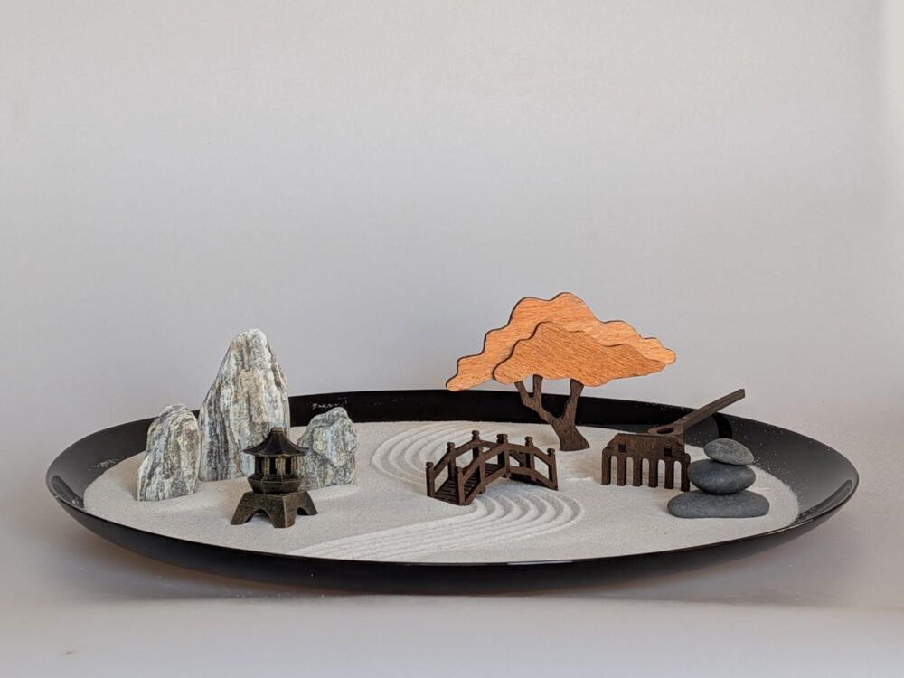 Zen-Garten aus schwarzem Opalglas mit Bonsai, Brücke & Laterne – handgefertigtes Set (Ø 32 cm)