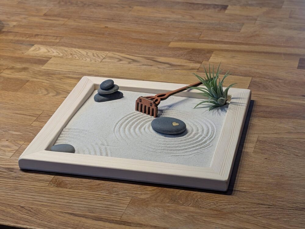 Zen-Garten mit Goldherz – handgefertigtes Geschenk aus Holz (25 × 25 cm)