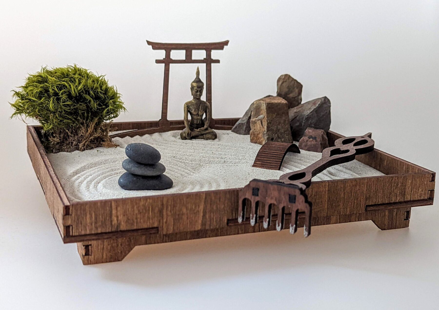 Zen-Garten mit nachhaltig hergestellter Dekoration