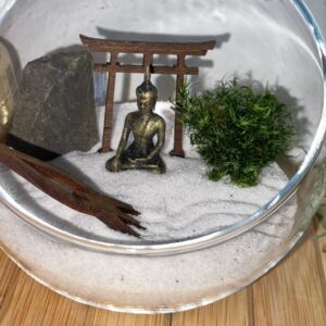 Zengarten in Glaskugel nach japanischer Tradition mit Torii, Buddha, Harke und Moos- nachhaltig und umweltfreundlich hergestellt – Bild 4
