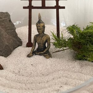 Zengarten in Glaskugel nach japanischer Tradition mit Torii, Buddha, Harke und Moos- nachhaltig und umweltfreundlich hergestellt – Bild 5