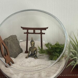 Zengarten in Glaskugel nach japanischer Tradition mit Torii, Buddha, Harke und Moos- nachhaltig und umweltfreundlich hergestellt – Bild 3
