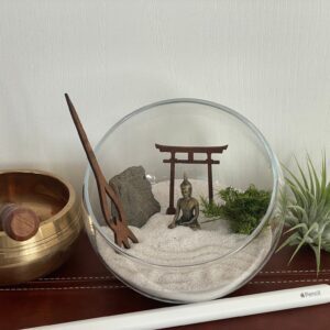 Zengarten in Glaskugel nach japanischer Tradition mit Torii, Buddha, Harke und Moos- nachhaltig und umweltfreundlich hergestellt – Bild 2