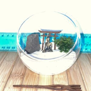 Zengarten in Glaskugel nach japanischer Tradition mit Torii, Buddha, Harke und Moos- nachhaltig und umweltfreundlich hergestellt – Bild 8