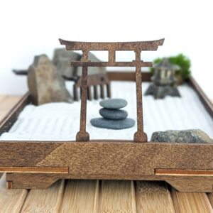 Handgefertigter Zengarten aus FSC-Holz mit japanischer Laterne, Torii, Moos und Harke - nachhaltig hergestellt – Bild 9