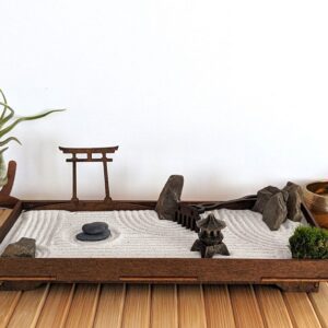 Handgefertigter Zengarten aus FSC-Holz mit japanischer Laterne, Torii, Moos und Harke - nachhaltig hergestellt – Bild 3
