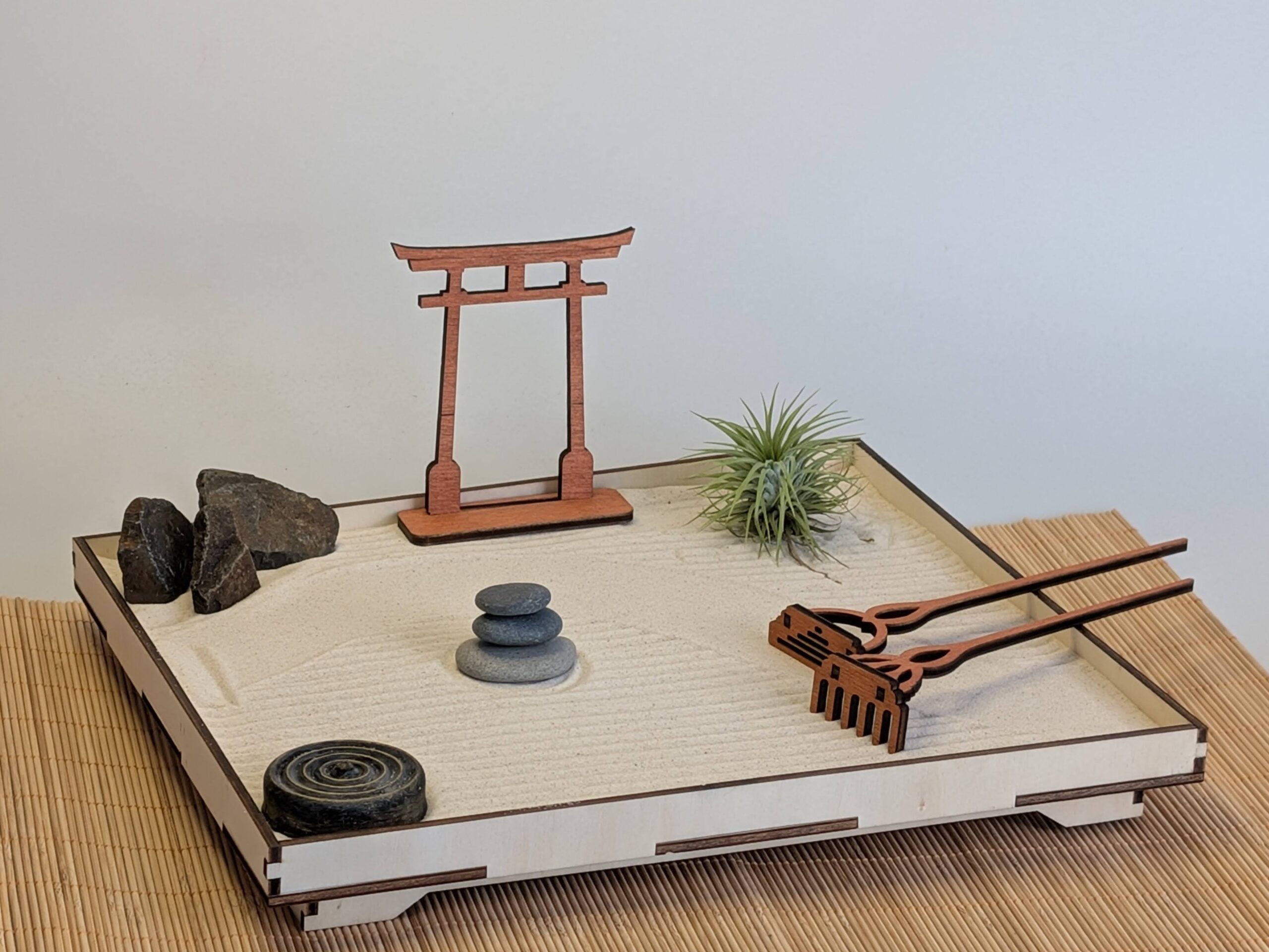 Großes Design Zengarten Set -handmade- mit Torii, Harke, Sandglätter, Tillandsie und Steinen – Bild 2