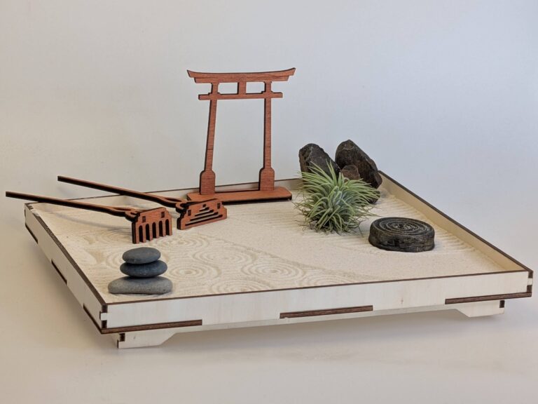 Großes Design Zengarten Set -handmade- mit Torii, Harke, Sandglätter, Tillandsie und Steinen