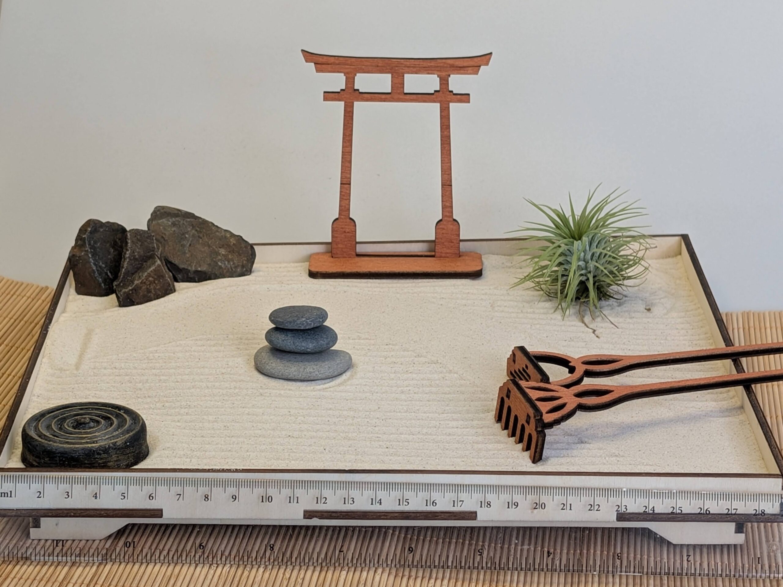 Großes Design Zengarten Set -handmade- mit Torii, Harke, Sandglätter, Tillandsie und Steinen – Bild 3