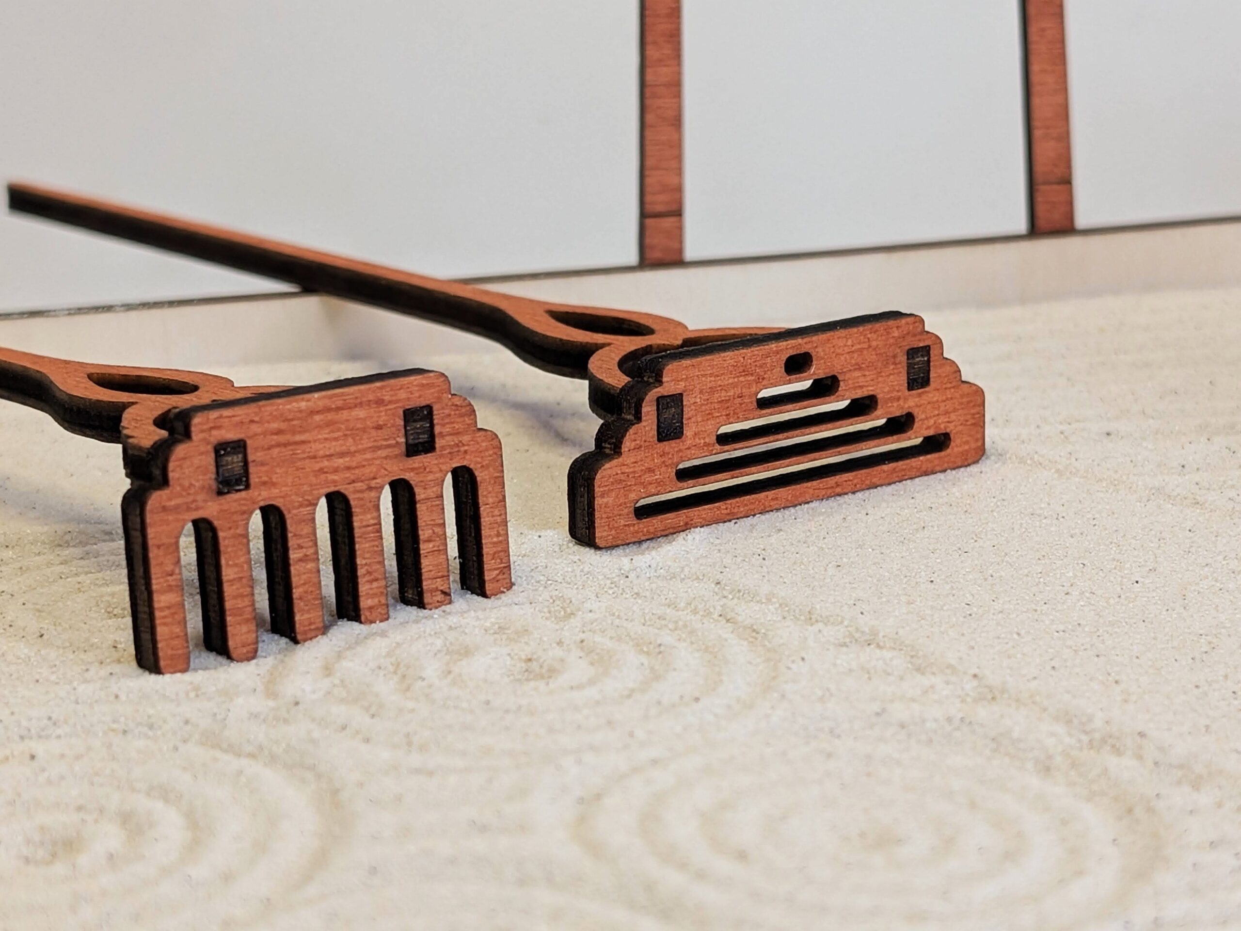 Großes Design Zengarten Set -handmade- mit Torii, Harke, Sandglätter, Tillandsie und Steinen – Bild 7