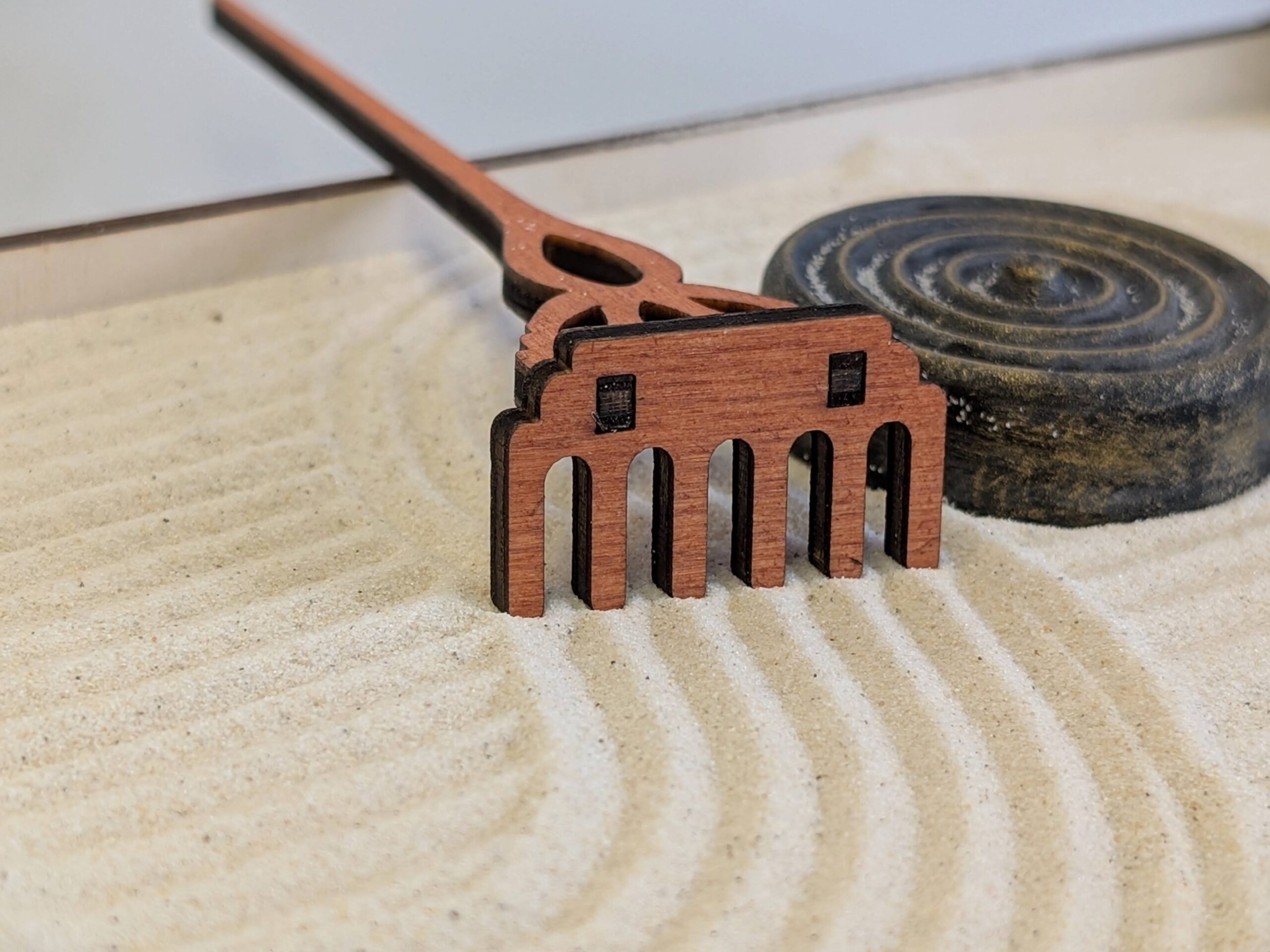 Großes Design Zengarten Set -handmade- mit Torii, Harke, Sandglätter, Tillandsie und Steinen – Bild 4