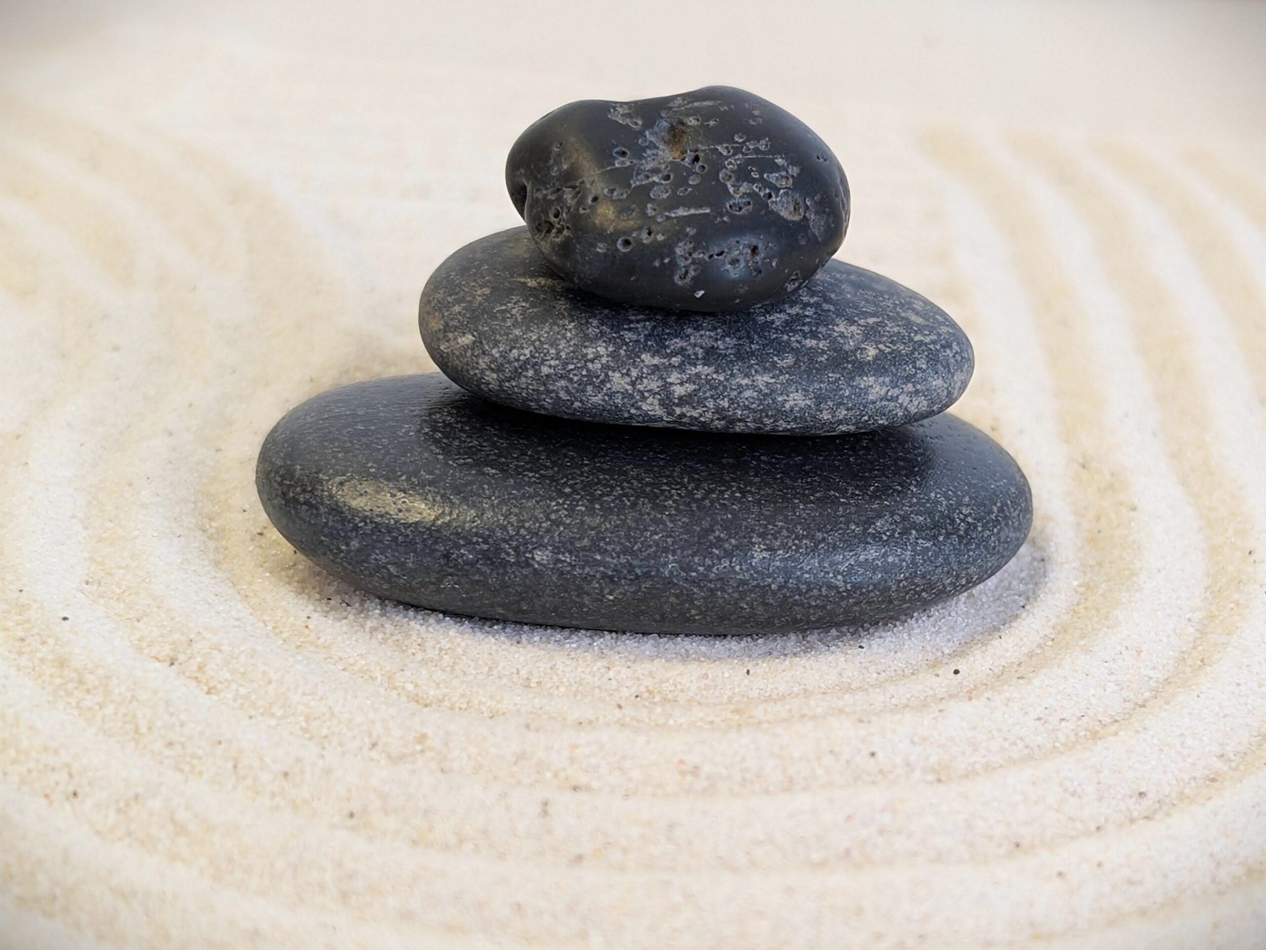 Großes Design Zengarten Set -handmade- mit Torii, Harke, Sandglätter, Tillandsie und Steinen – Bild 5