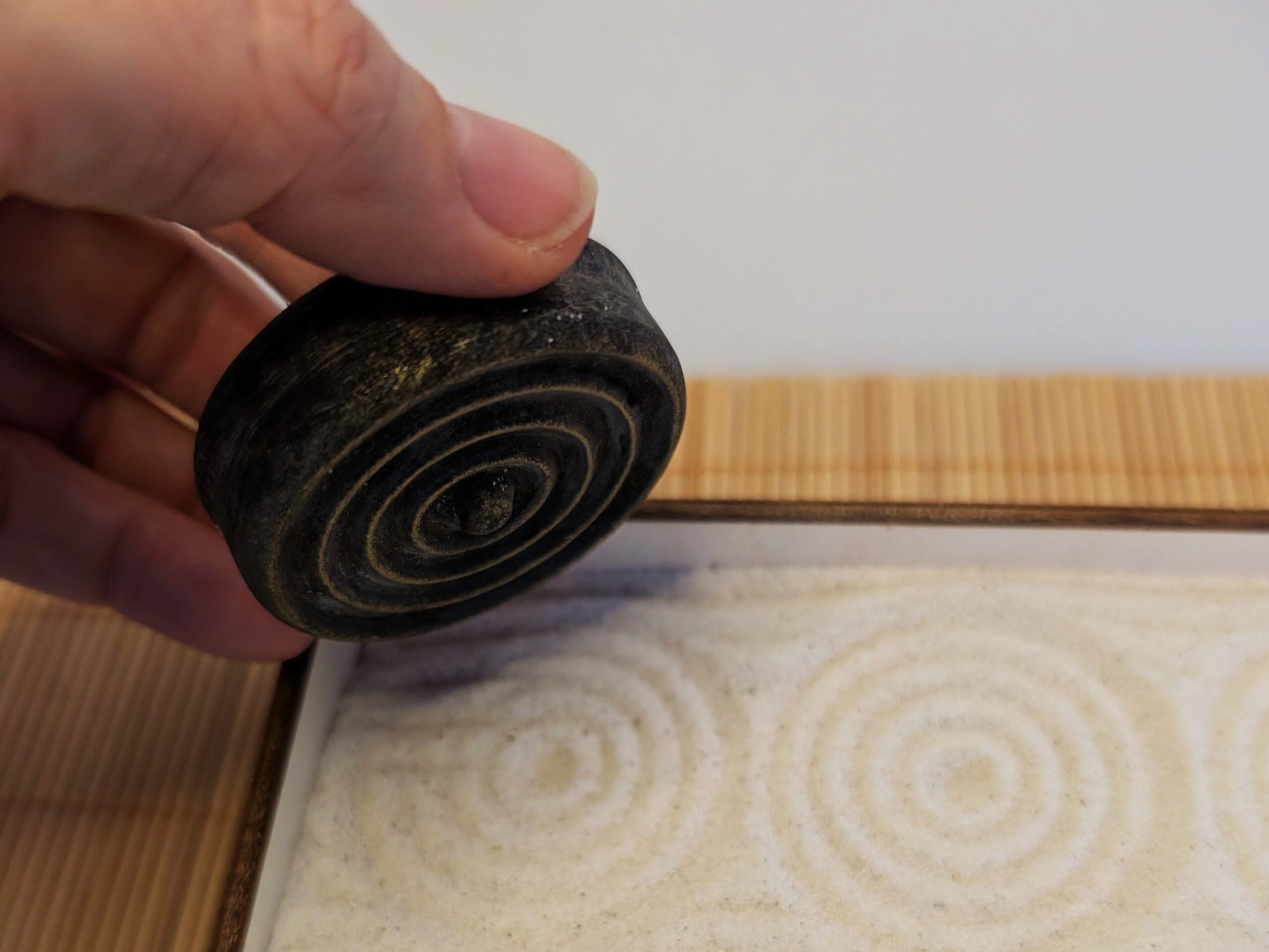 Großes Design Zengarten Set -handmade- mit Torii, Harke, Sandglätter, Tillandsie und Steinen – Bild 6