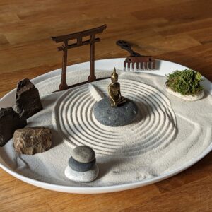 XL großer weißer Zengarten mit Buddha, Moos, Steinen und Harke, nachhaltige Geschenk-Idee zur Entspannung - Karesunsui Heimdecor – Bild 3
