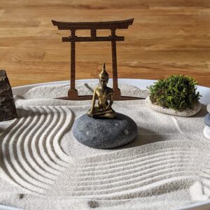 XL großer weißer Zengarten mit Buddha, Moos, Steinen und Harke, nachhaltige Geschenk-Idee zur Entspannung - Karesunsui Heimdecor – Bild 7