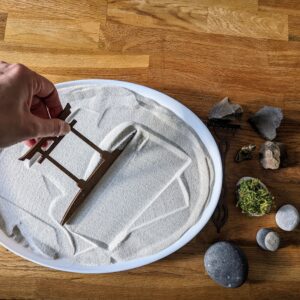 XL großer weißer Zengarten mit Buddha, Moos, Steinen und Harke, nachhaltige Geschenk-Idee zur Entspannung - Karesunsui Heimdecor – Bild 6