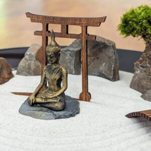 Zen-Garten Set mit handgefertigtem Zubehör: mit Torii, Brücke, Harke aus Holz, Buddha und Moos-Bäumchen - nachhaltiges DIY Zen Garten Set – Bild 2