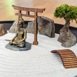 Zen-Garten Set mit handgefertigtem Zubehör: mit Torii, Brücke, Harke aus Holz, Buddha und Moos-Bäumchen - nachhaltiges DIY Zen Garten Set – Bild 4