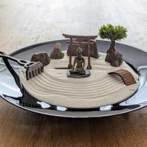 Zen-Garten Set mit handgefertigtem Zubehör: mit Torii, Brücke, Harke aus Holz, Buddha und Moos-Bäumchen - nachhaltiges DIY Zen Garten Set – Bild 6