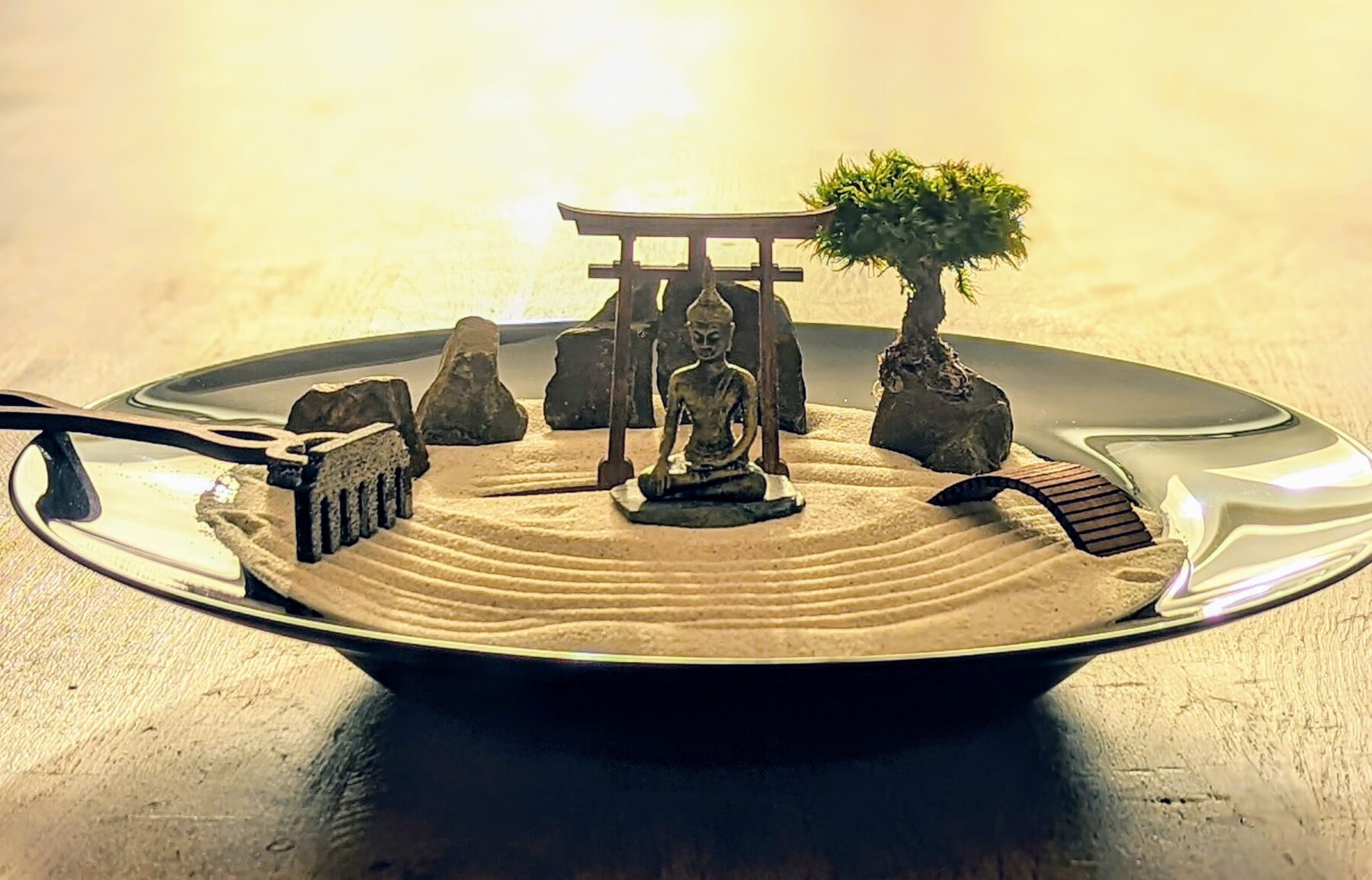 Zen-Garten Set mit handgefertigtem Zubehör: mit Torii, Brücke, Harke aus Holz, Buddha und Moos-Bäumchen - nachhaltiges DIY Zen Garten Set