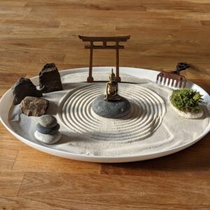 XL großer weißer Zengarten mit Buddha, Moos, Steinen und Harke, nachhaltige Geschenk-Idee zur Entspannung - Karesunsui Heimdecor – Bild 4