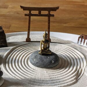 XL großer weißer Zengarten mit Buddha, Moos, Steinen und Harke, nachhaltige Geschenk-Idee zur Entspannung - Karesunsui Heimdecor – Bild 5