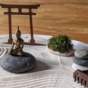 XL großer weißer Zengarten mit Buddha, Moos, Steinen und Harke, nachhaltige Geschenk-Idee zur Entspannung - Karesunsui Heimdecor – Bild 8