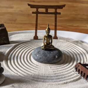 XL großer weißer Zengarten mit Buddha, Moos, Steinen und Harke, nachhaltige Geschenk-Idee zur Entspannung - Karesunsui Heimdecor – Bild 2
