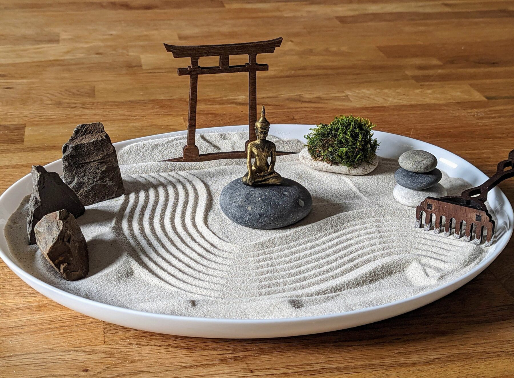 XL großer weißer Zengarten mit Buddha, Moos, Steinen und Harke, nachhaltige Geschenk-Idee zur Entspannung - Karesunsui Heimdecor