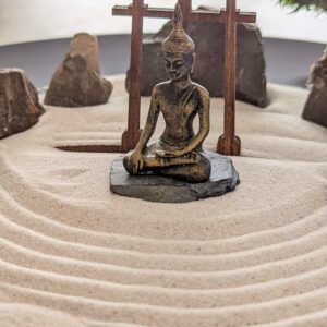 Zen-Garten Set mit handgefertigtem Zubehör: mit Torii, Brücke, Harke aus Holz, Buddha und Moos-Bäumchen - nachhaltiges DIY Zen Garten Set – Bild 3