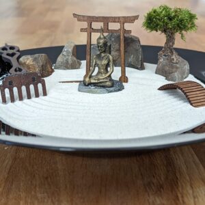 Zen-Garten Set mit handgefertigtem Zubehör: mit Torii, Brücke, Harke aus Holz, Buddha und Moos-Bäumchen - nachhaltiges DIY Zen Garten Set – Bild 5