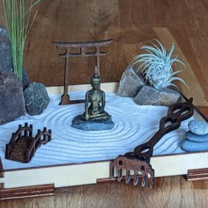 Zengarten -Set mit Buddha-Figur, Harke, Torii und Brücke - Feng Shui Meditation nachhaltig & umweltfreundlich - Selbstmach-Set – Bild 2