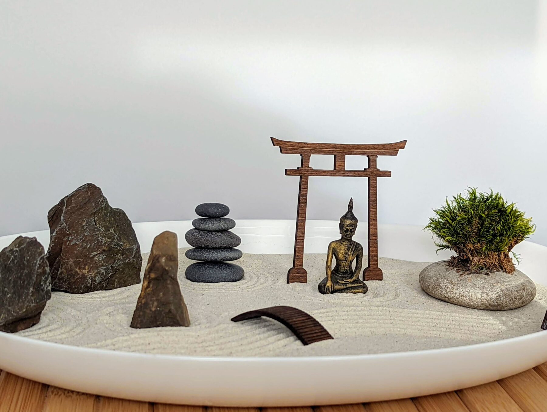 Großer Zen-Garten aus weißem Opalglas mit vielen Zen-Deko-Elementen nachhaltig & umweltfreundlich