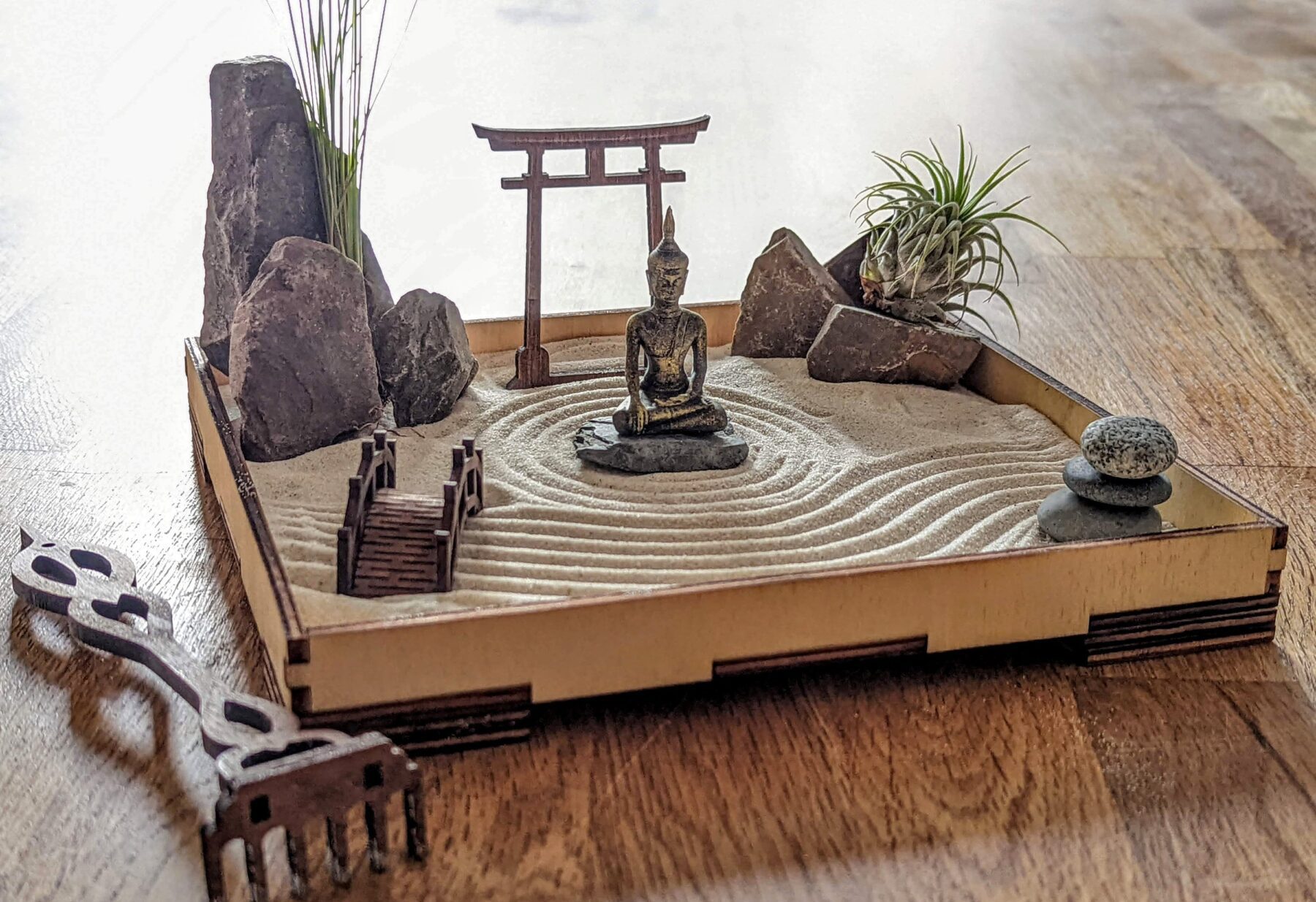 Zengarten -Set mit Buddha-Figur, Harke, Torii und Brücke - Feng Shui Meditation nachhaltig & umweltfreundlich - Selbstmach-Set