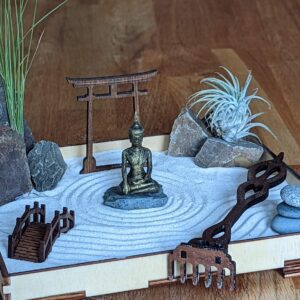 Zengarten -Set mit Buddha-Figur, Harke, Torii und Brücke - Feng Shui Meditation nachhaltig & umweltfreundlich - Selbstmach-Set – Bild 6
