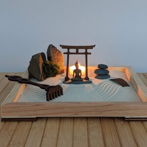 XL großes Zengarten-Set aus FSC- Massivholz mit Buddha -Figur, Torii, Kerze, Moos und Holz-Harke - nachhaltig – Bild 2