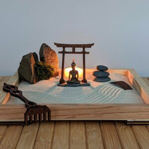 XL großes Zengarten-Set aus FSC- Massivholz mit Buddha -Figur, Torii, Kerze, Moos und Holz-Harke - nachhaltig – Bild 6