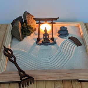 XL großes Zengarten-Set aus FSC- Massivholz mit Buddha -Figur, Torii, Kerze, Moos und Holz-Harke - nachhaltig – Bild 7