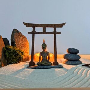 XL großes Zengarten-Set aus FSC- Massivholz mit Buddha -Figur, Torii, Kerze, Moos und Holz-Harke - nachhaltig – Bild 4