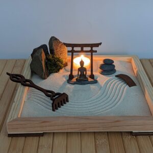 XL großes Zengarten-Set aus FSC- Massivholz mit Buddha -Figur, Torii, Kerze, Moos und Holz-Harke - nachhaltig – Bild 3