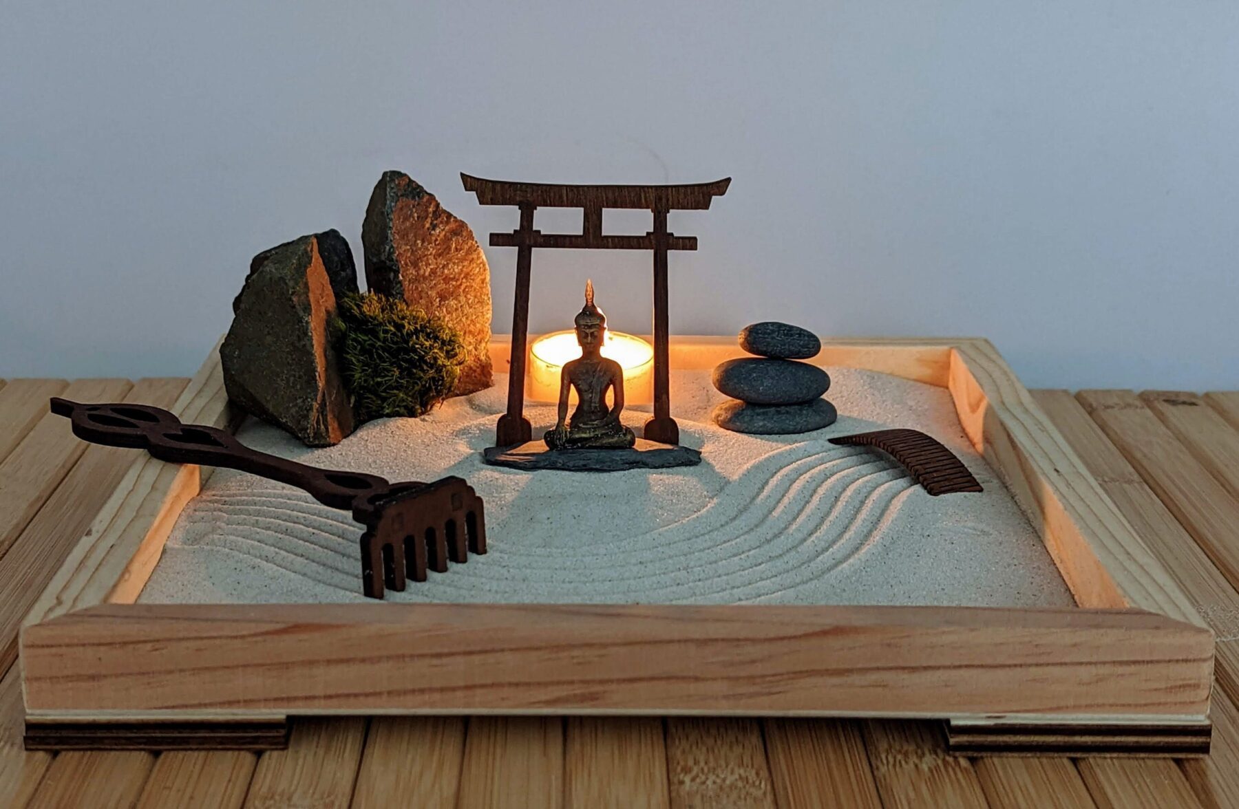 XL großes Zengarten-Set aus FSC- Massivholz mit Buddha -Figur, Torii, Kerze, Moos und Holz-Harke - nachhaltig