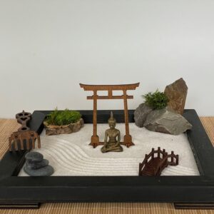 Großer schwarzer Zengarten aus FSC- Massivholz mit Buddha, Torii, Brücke, Moos und Holz-Harke - nachhaltig & umweltfreundlich – Bild 3