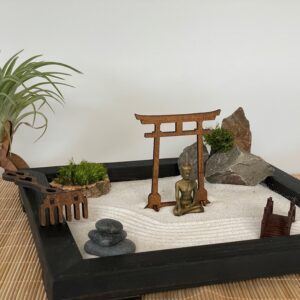 Großer schwarzer Zengarten aus FSC- Massivholz mit Buddha, Torii, Brücke, Moos und Holz-Harke - nachhaltig & umweltfreundlich – Bild 6