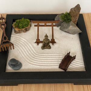 Großer schwarzer Zengarten aus FSC- Massivholz mit Buddha, Torii, Brücke, Moos und Holz-Harke - nachhaltig & umweltfreundlich – Bild 4