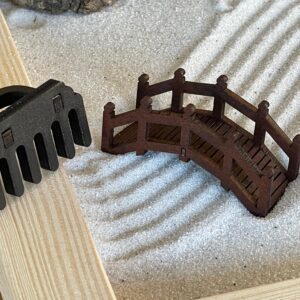 Großes handmade Zen-Garten-Set aus FSC-Holz  mit Buddha, Torii, Brücke, Moos und Holz-Harke- nachhaltig & umweltfreundlich hergestellt – Bild 6
